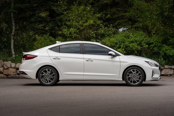 Compacte sedan Hyundai Elantra in vernieuwde vorm Foto 4