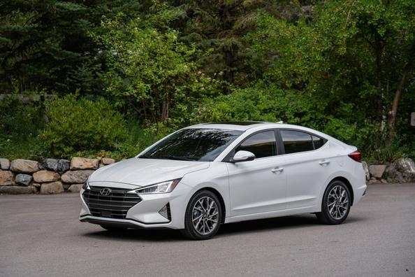 Compacte sedan Hyundai Elantra in vernieuwde vorm Foto 3