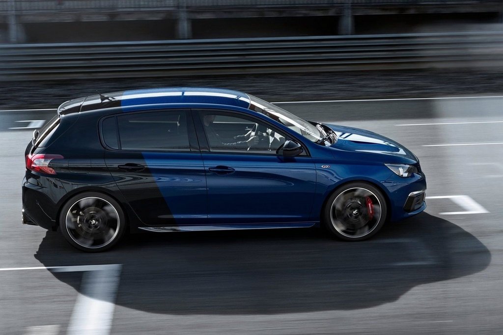 Rijtest van de sportieve vijfdeurs hatchback Peugeot 308 GTi