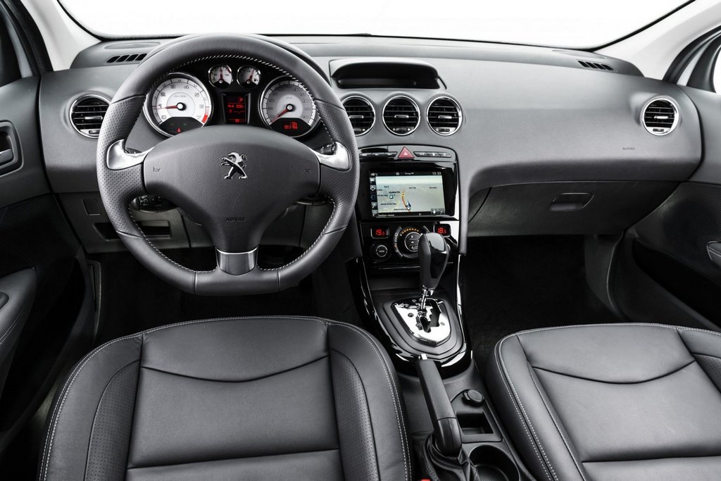 Test van de compacte sedan Peugeot 408