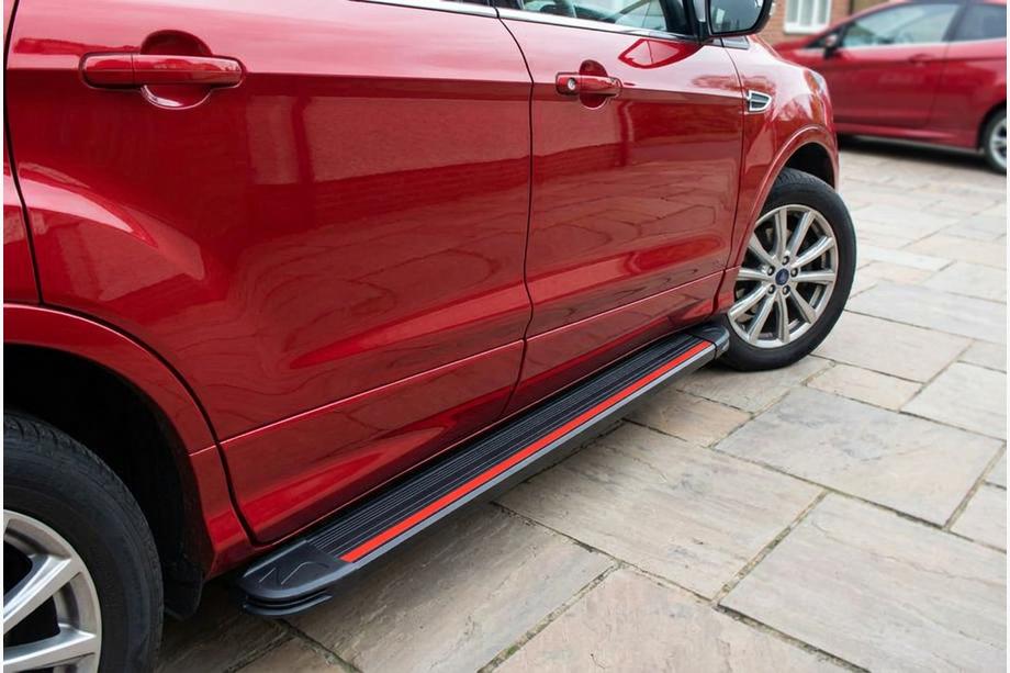 Ford Kuga/Escape 2013–2019 Side steps Maya Red (2 stuks, aluminium) Met zwarte deurlijsten Image