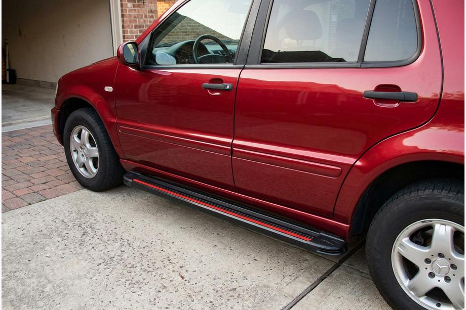 Mercedes ML W163 1997–2005 Side steps Maya Red (2 stuks, aluminium) Image