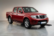 Nissan Navara 2006–2015 Side steps Maya Red (2 stuks, aluminium) foto 1