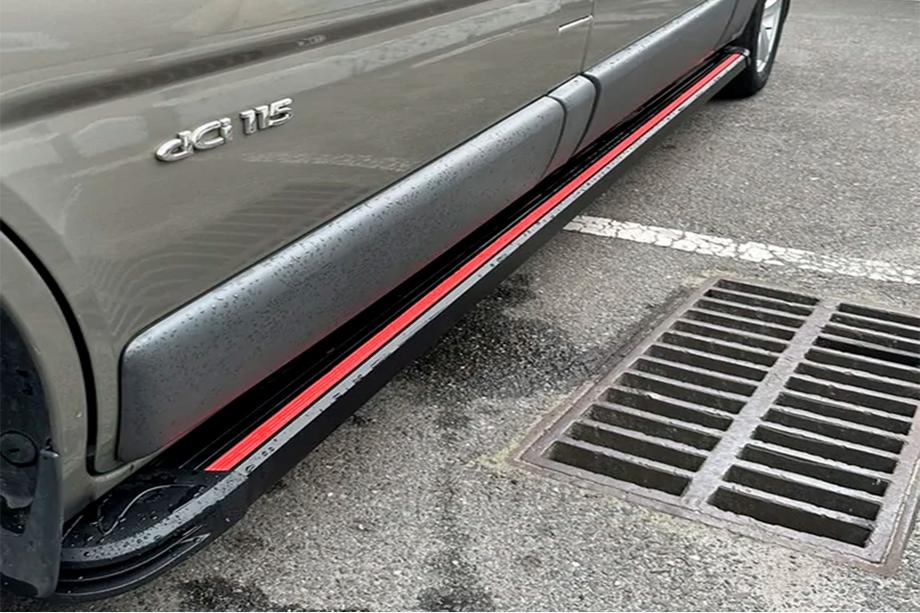 Nissan Primastar 2002–2014 Side steps Maya Red (2 stuks, aluminium) Lange wielbasis Image