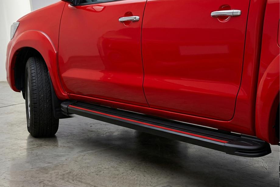 Toyota Hilux 2006–2015 Side steps Maya Red (2 stuks, aluminium) Image