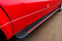 Volkswagen Crafter 2006–2016 Side steps Maya Red (2 stuks, aluminium) Middellange wielbasis foto 1