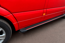 Volkswagen Crafter 2006–2016 Side steps Maya Red (2 stuks, aluminium) Middellange wielbasis foto 2