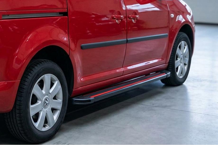 Volkswagen Caddy 2010–2015 Side steps Maya Red (2 stuks, aluminium) Image