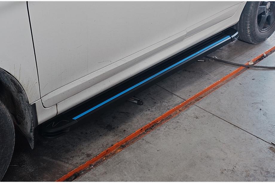 Volvo XC60 2009–2017 Maya Blue sidesteps (2 stuks, aluminium) Image