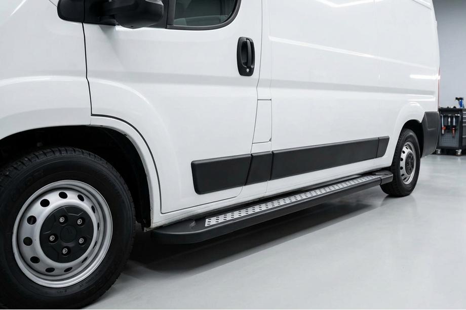 Citroen Jumper 2007–2025 Side steps New Vision Black (2 stuks, aluminium) Image