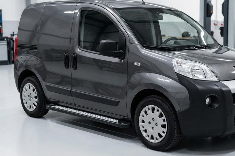Fiat Fiorino/Qubo 2008–2024 Side steps New Vision Black (2 stuks, aluminium) Image