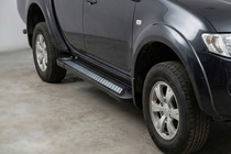 Fiat Fullback 2016– Side steps New Vision Black (2 stuks, aluminium) foto 1