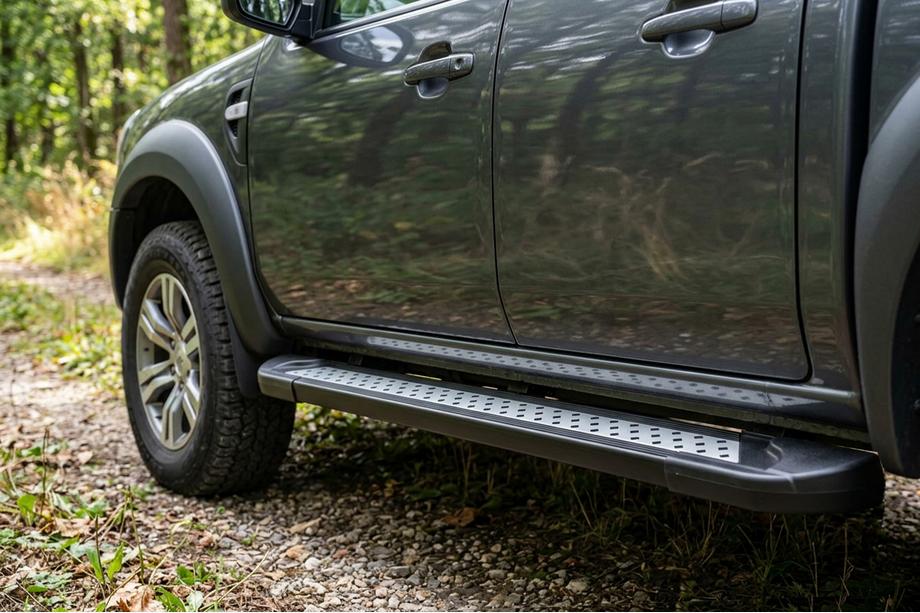 Mazda BT-50 2007–2012 Side steps New Vision Black (2 stuks, aluminium) Image