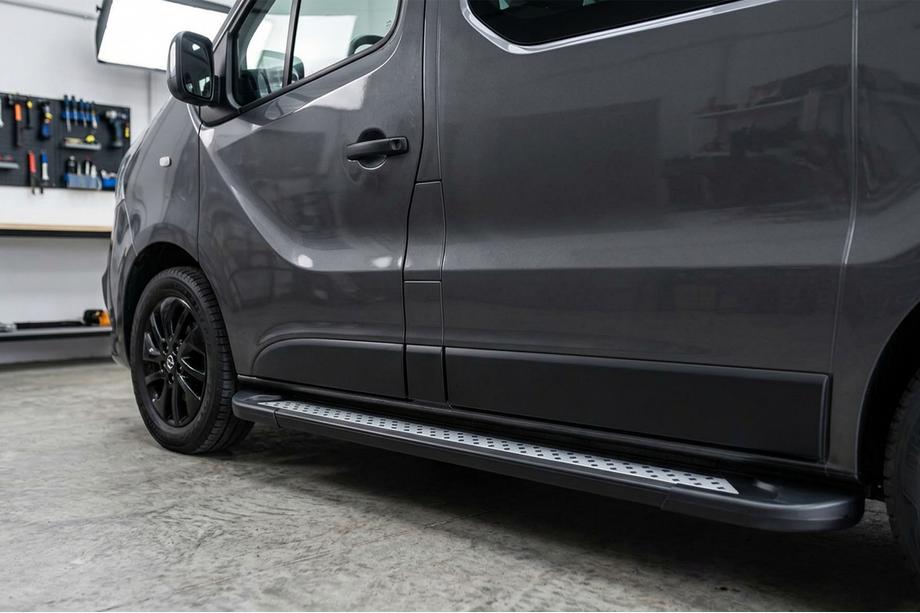 Opel Vivaro 2001–2015 Side steps New Vision Black (2 stuks, aluminium) Lange wielbasis Image