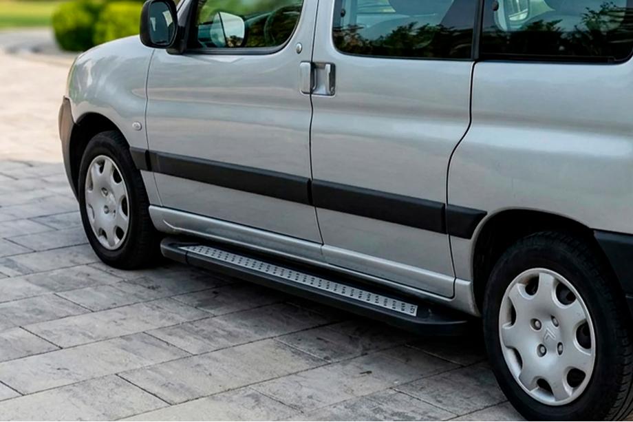 Peugeot Partner 1996–2008 Side steps New Vision Black (2 stuks, aluminium) Image