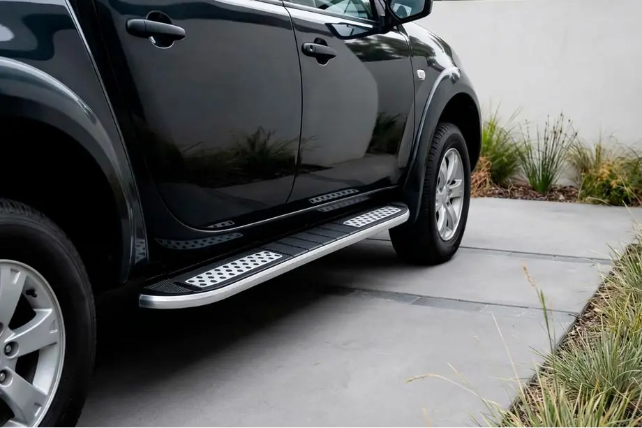 Mitsubishi L200 2006–2015 Tayga V2 side steps (2 stuks, aluminium) Foto 1