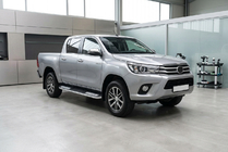 Toyota Hilux 2015– Tayga V2 side steps (2 stuks, aluminium) foto 1