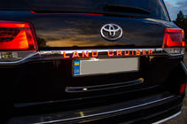 Toyota Land Cruiser 200 2007–2021 LED-strip boven kentekenplaat (2016+) foto 3