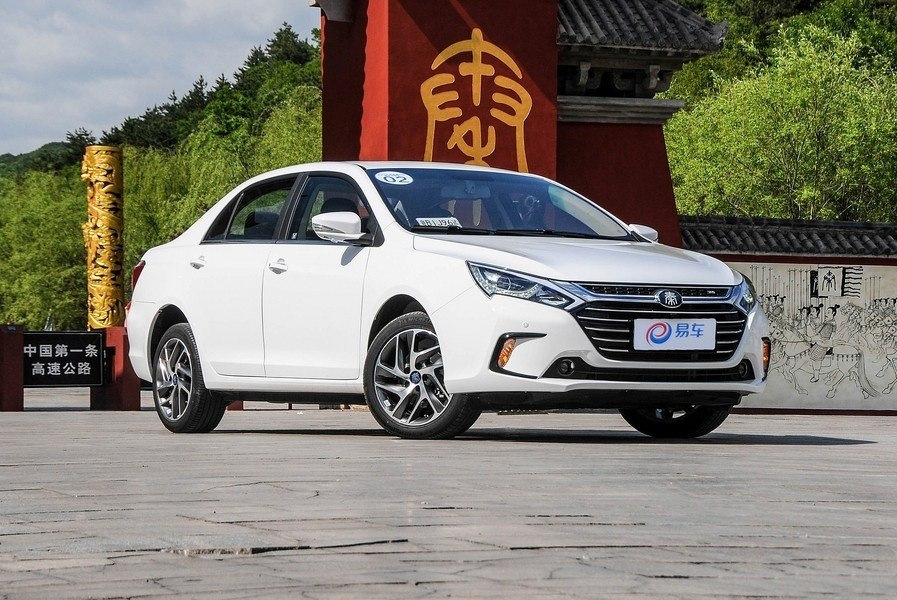 Review van de hybride sedan BYD Qin 100