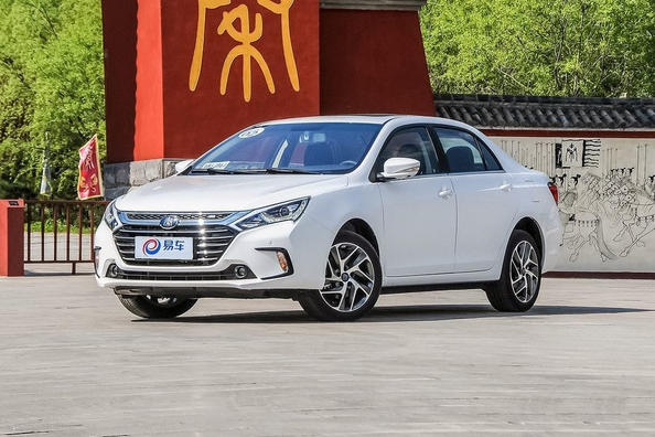 Review van de hybride sedan BYD Qin 100