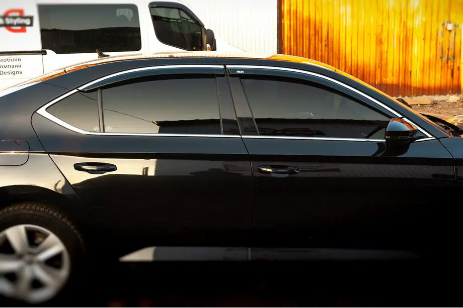 Skoda Superb 2015–2024 Raamdeflectoren met chromen sierlijst SD (4 stuks, Niken) Foto 3