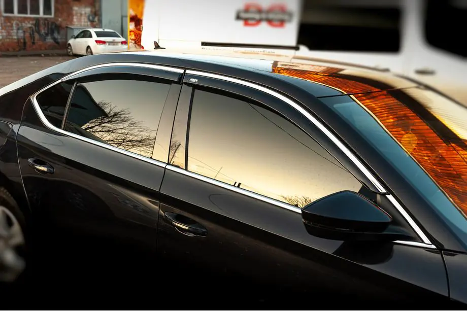 Skoda Superb 2015–2024 Raamdeflectoren met chromen sierlijst SD (4 stuks, Niken) Foto 1