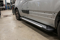 Nissan NV400 2010–2024 Line side steps (set van 2, aluminium) foto 1