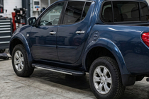 Mitsubishi L200 2015–2024 Bosphorus Grey zijsteps (set van 2, aluminium) foto 1