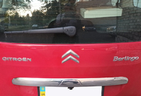 Peugeot Partner Tepee 2008–2018 Chromen sierlijst boven de kentekenplaat (RVS) foto 1