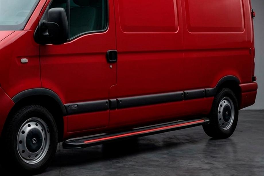 Nissan Interstar 2002–2010 Side steps Maya Red (2 stuks, aluminium) Image