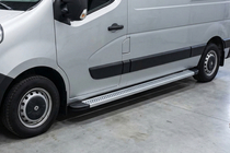 Nissan NV400 2010–2024 Zijtreden Maya V2 (set van 2, aluminium) foto 1