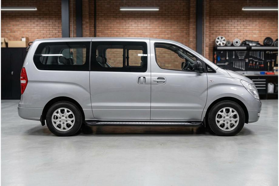Hyundai H300, H1, Starex 2008–2020 Zij-steps New Vision Black (set van 2, aluminium) Image