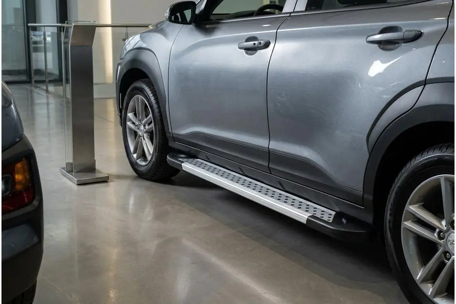 Hyundai Kona 2017–2023 Side steps New Vision Grey (2 stuks, aluminium) Image