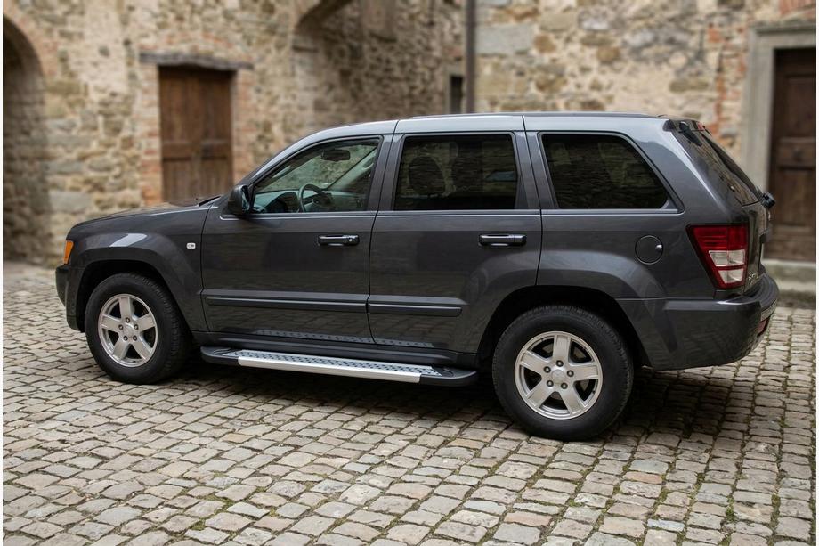 Jeep Grand Cherokee WK 2004–2010 Side steps New Vision Grey (2 stuks, aluminium) Image