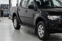 Mitsubishi L200 2015–2024 Side steps Tayga Black (2 stuks, aluminium) foto 1