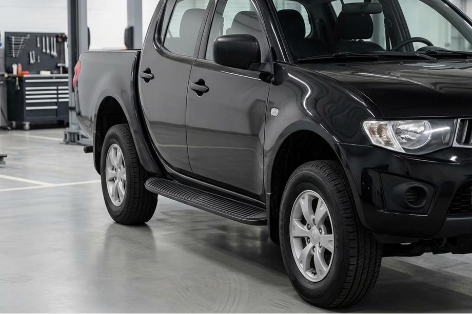 Mitsubishi L200 2015–2024 Side steps Tayga Black (2 stuks, aluminium) Image
