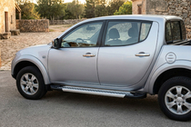 Mitsubishi L200 2015–2024 Side steps New Vision Grey (2 stuks, aluminium) foto 1