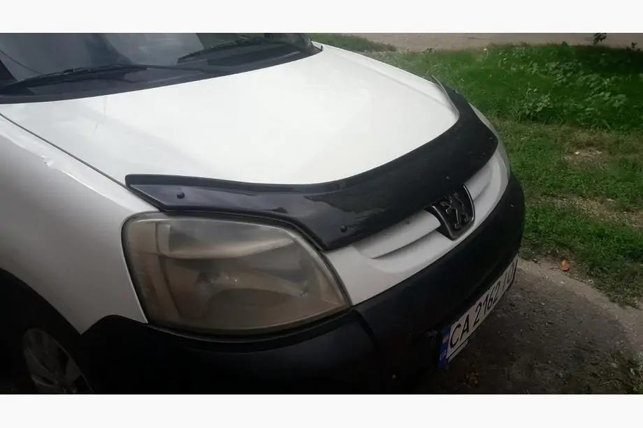 Peugeot Partner 1996–2008 Motorkapdeflector Eurocap (2003-2008) Image