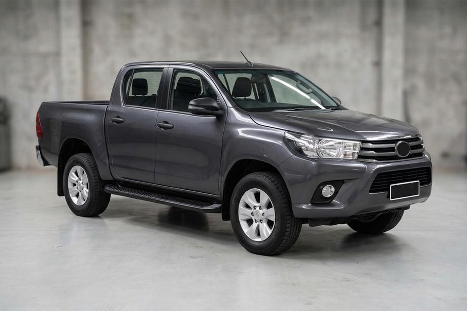 Toyota Hilux 2015– Side steps Tayga Black (2 stuks, aluminium) Foto 1
