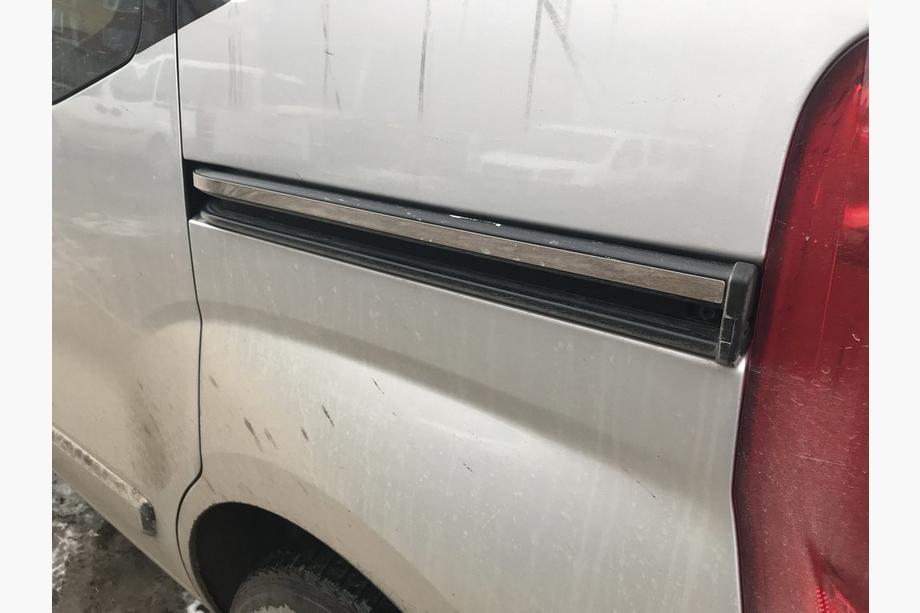 Fiat Fiorino/Qubo 2008–2024 RVS sierlijst onder de schuifdeur (2 stuks) Foto 4