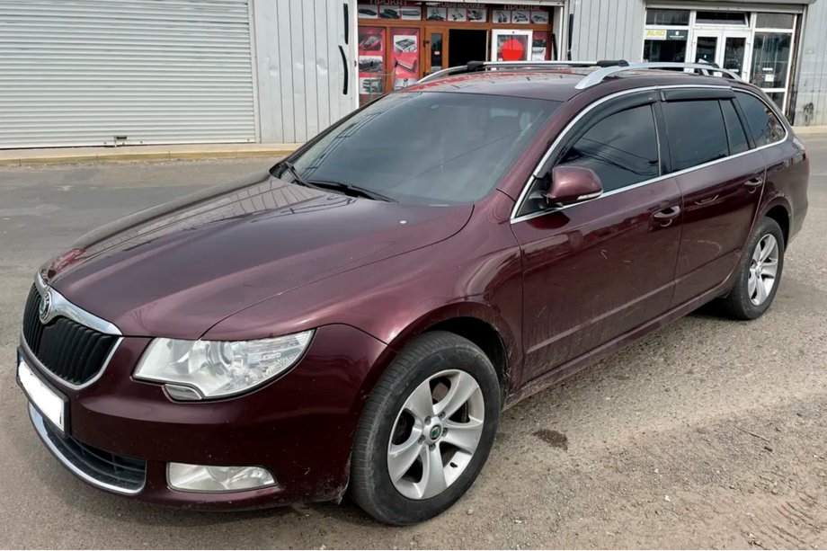 Skoda Superb 2009–2015 Raamwindschermen met chromen sierlijst SW (4 stuks, HIC) Foto 3