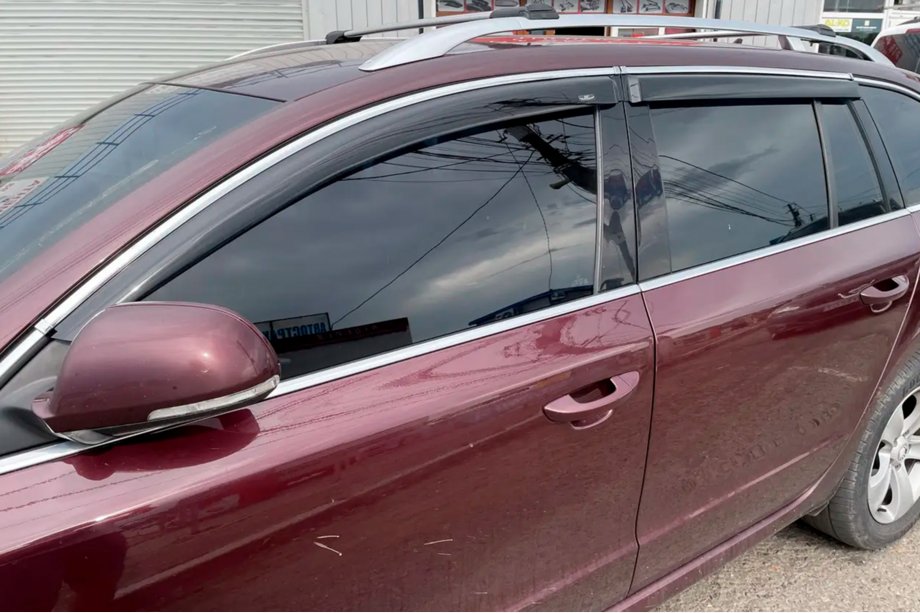 Skoda Superb 2009–2015 Raamwindschermen met chromen sierlijst SW (4 stuks, HIC) Foto 1