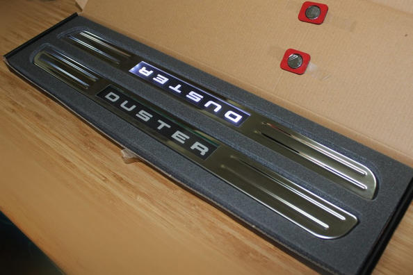 Draadloze verlichte instaplijsten voor Renault Duster Foto 1