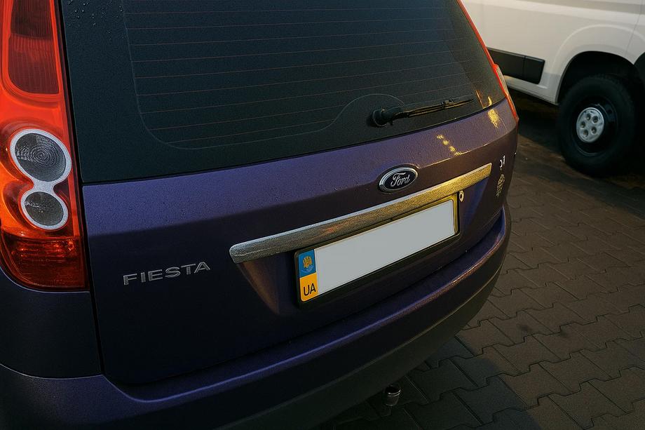 Ford Fiesta 2002–2008 Sierlijst boven kentekenplaat (RVS) Foto 3