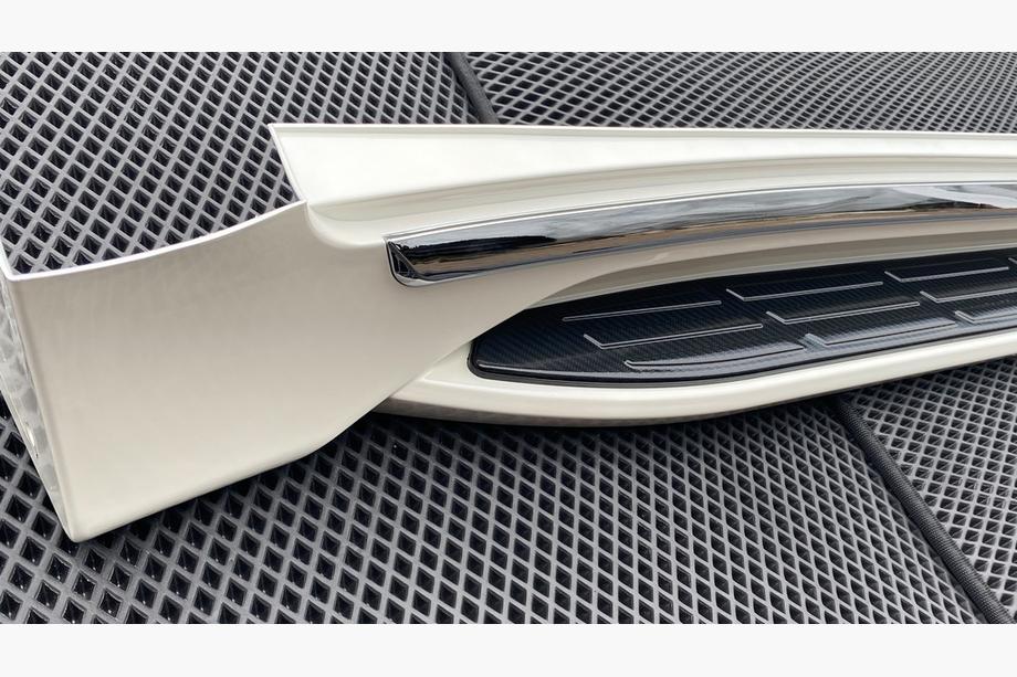 Toyota Land Cruiser 200 2007–2021 Sidebars Exlusive (design 2021) Witte kleur Foto 2