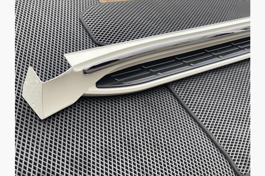 Toyota Land Cruiser 200 2007–2021 Sidebars Exlusive (design 2021) Witte kleur Foto 5