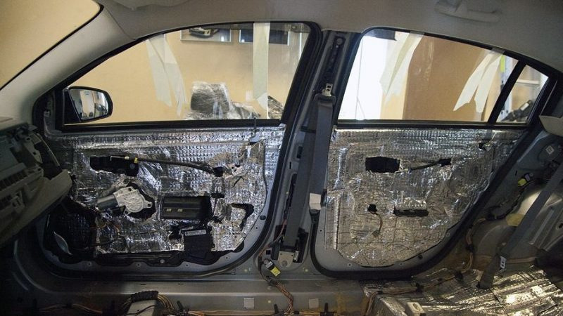 Zo bespaar je op geluidsisolatie van je auto