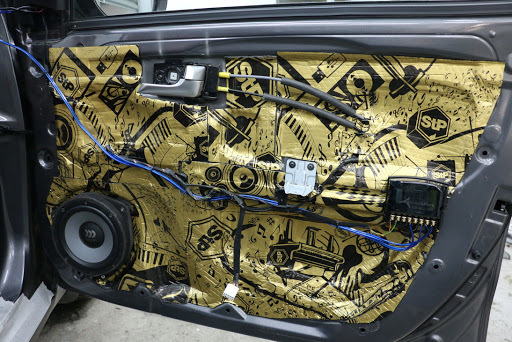 Geluidsisolatie van de auto: zo verbeter je het audiosysteemgeluid