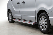 Opel Vivaro 2001–2015 Side steps Maya Red-Grey (2 st., aluminium) Lang foto 1