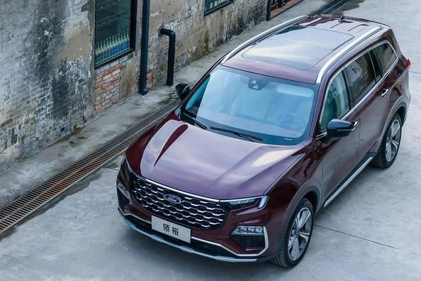 Presentatie van de nieuwe grote Ford Equator-crossover